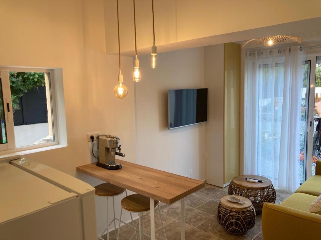 Charmant Studio Dans Villa - Parking - Jardin ลาแซน-ซูร์-แมร์ ภายนอก รูปภาพ
